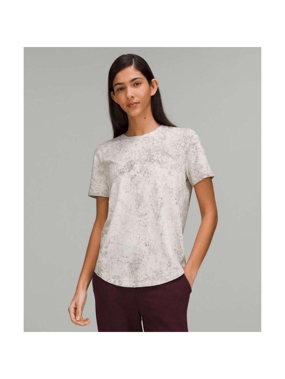 Lululemon Size 6 White Crew Neck T-Shirt Short Sleeve Casual